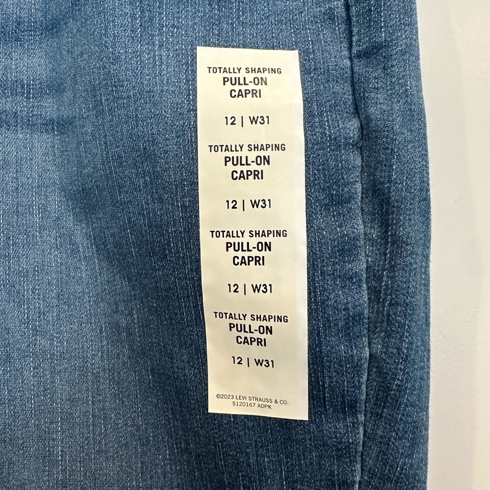 Levi’s totally shaping pull-on capri - Picture 4 of 6